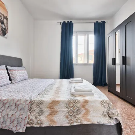 Гостевой дом Cozy In With Free Parking *